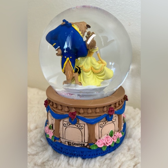 Disney Beauty & The Beast Belle Musical Swirling Water Globe - Picture 4 of 7